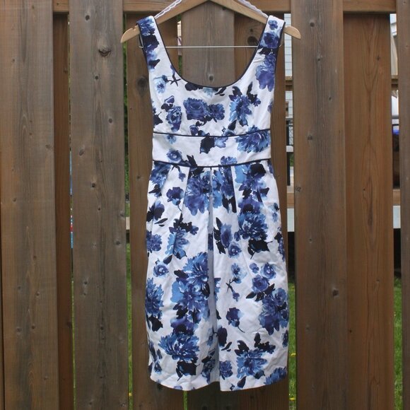CUTE Cupcake Dress Women's Size 6 Bow Tie Back Blue Flowers - Picture 1 of 3